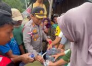 Saat Penerangan Listrik Padam, Kapolres Agara Bagikan Minyak Tanah Warga Terdampak Banjir