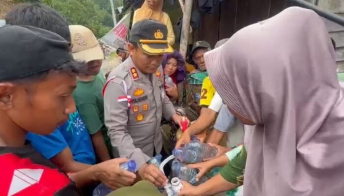 Saat Penerangan Listrik Padam, Kapolres Agara Bagikan Minyak Tanah Warga Terdampak Banjir