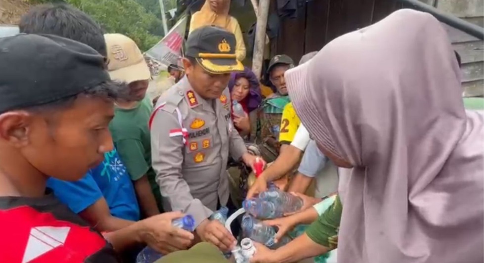 Saat Penerangan Listrik Padam, Kapolres Agara Bagikan Minyak Tanah Warga Terdampak Banjir