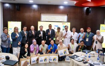 Direktur Utama IJN, Prof. Dato' Sri Dr. Mohamed Ezani Md Taib (tengah) saat foto bersama perwakilan media dan mitra rujukan (agent) dari Indonesia dalam program Familiarisation (FAM) Trip 2025, di IJN, Kuala Lumpur, Malaysia, Jumat (12/12/2025)