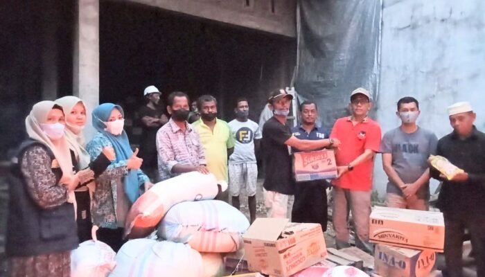 Warga Mane Bantu Korban Banjir Pijay