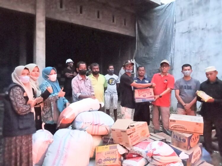 Warga Mane Bantu Korban Banjir Pijay