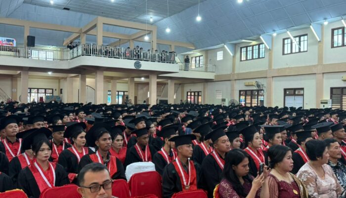 UNIAS Wisuda 865 Mahasiswa
