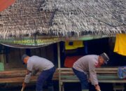 Polsek Lawe Alas Polres Agara Bersihkan Rumah Warga Terdampak Banjir