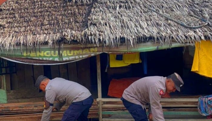 Polsek Lawe Alas Polres Agara Bersihkan Rumah Warga Terdampak Banjir