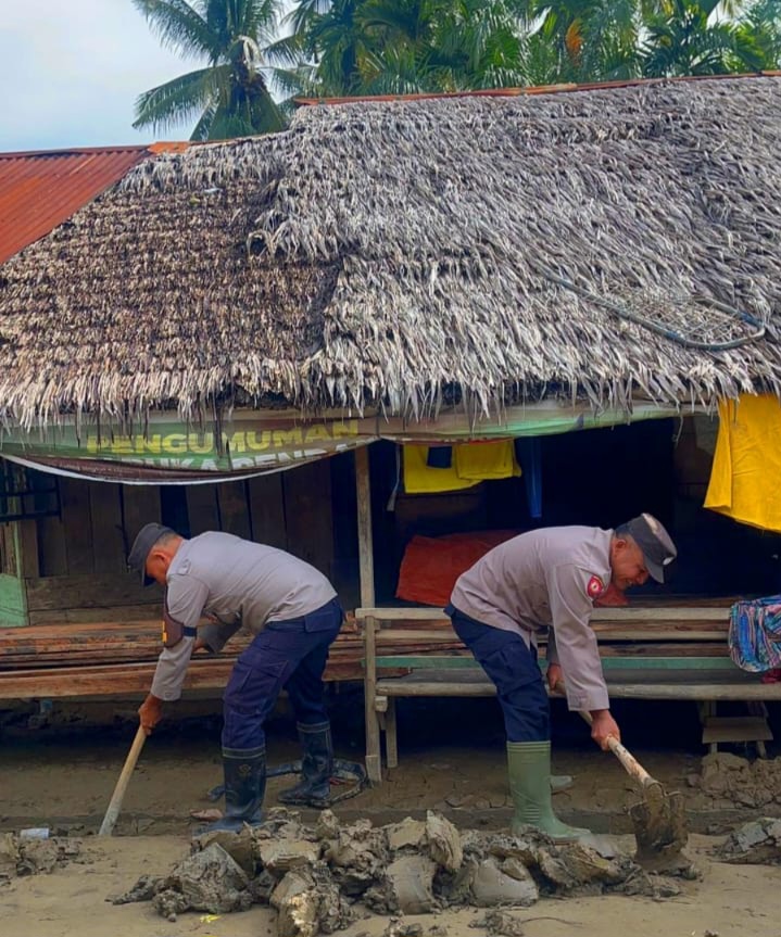 Polsek Lawe Alas Polres Agara Bersihkan Rumah Warga Terdampak Banjir
