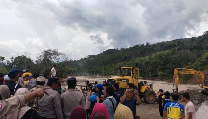 Bupati Agara Pantau Penanganan Ruas Jalan Nasional Putus