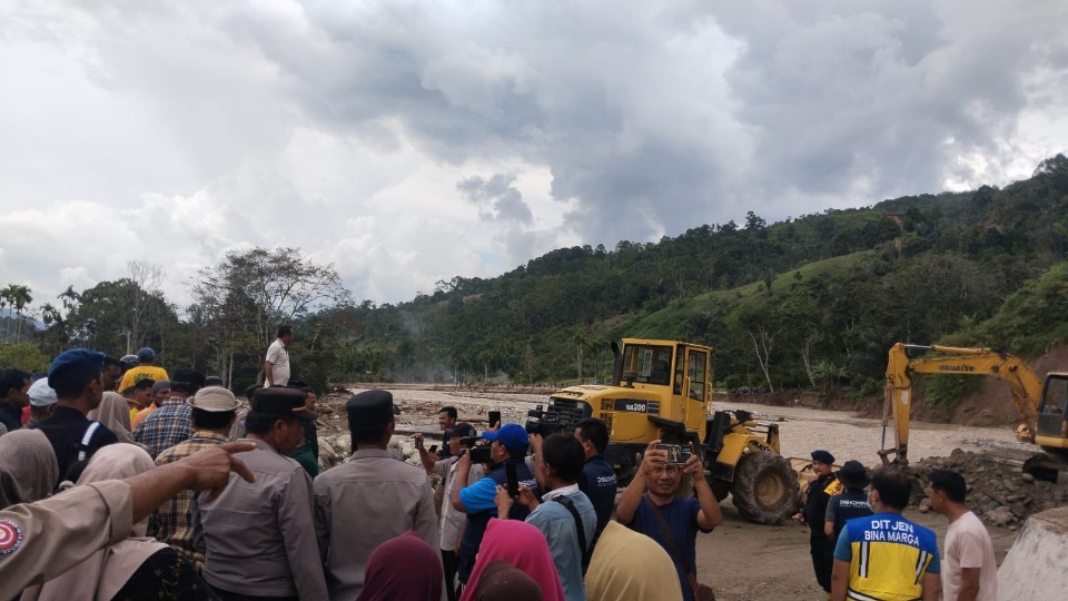 Bupati Agara Pantau Penanganan Ruas Jalan Nasional Putus