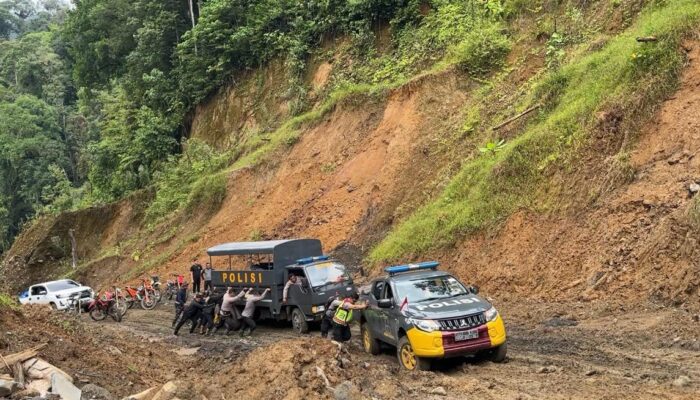 Tembus Medan Terjal, Polres Pidie Antar Bantuan Ke Aceh Tengah
