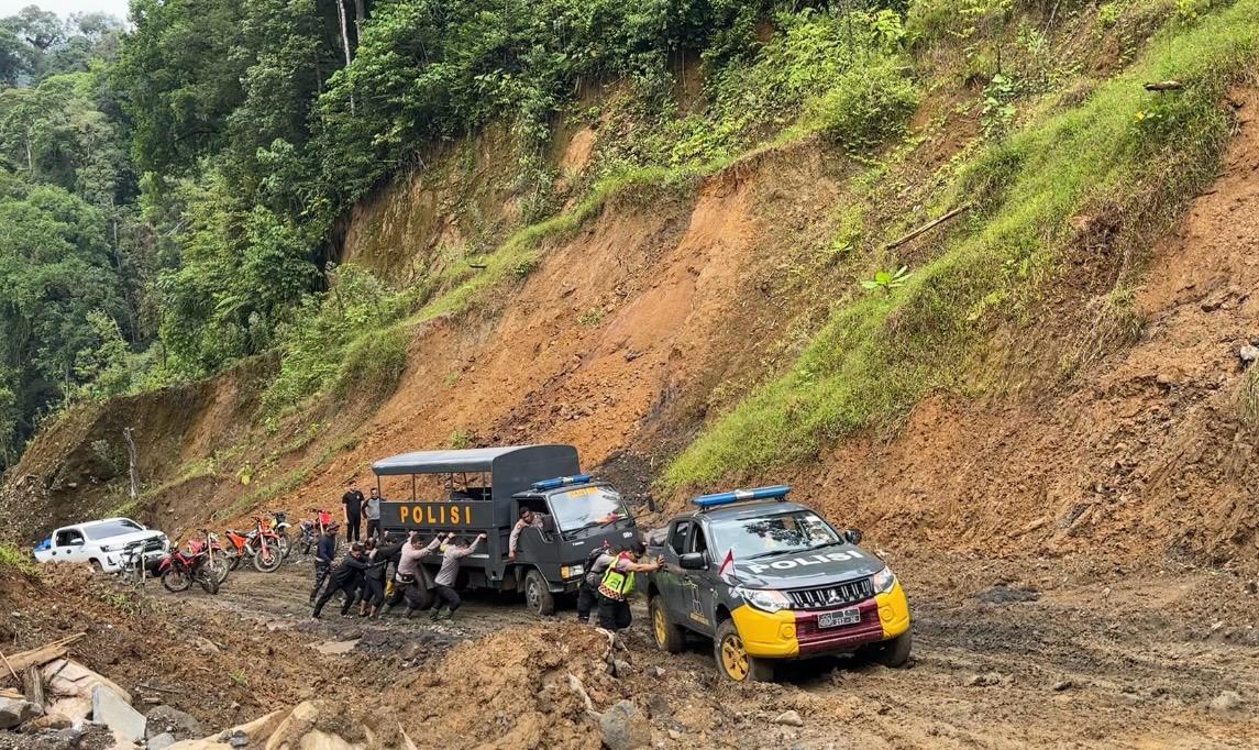 Tembus Medan Terjal, Polres Pidie Antar Bantuan Ke Aceh Tengah