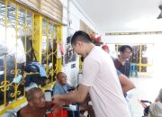 Siswa Berkebutuhan Khusus Sekolah Alam Medan Berbagi Paket Vegetarian Untuk Lansia Terdampak Banjir