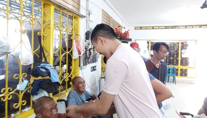 Siswa Berkebutuhan Khusus Sekolah Alam Medan Berbagi Paket Vegetarian Untuk Lansia Terdampak Banjir