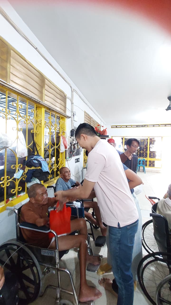 Siswa Berkebutuhan Khusus Sekolah Alam Medan Berbagi Paket Vegetarian Untuk Lansia Terdampak Banjir