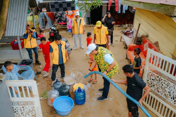 DPD II Golkar Pidie Distribusikan Air Bersih Untuk Korban Banjir