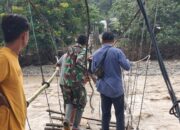 Prajurit TNI Dan Warga Perbaiki Jembatan Gantung Yang Putus Pascabanjir Di Agara