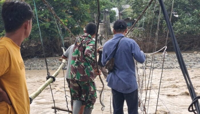 Prajurit TNI Dan Warga Perbaiki Jembatan Gantung Yang Putus Pascabanjir Di Agara