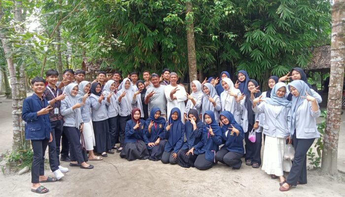 Pelajar SMKN 1 Beringin Praktek Lapangan Di Pasar Kamu