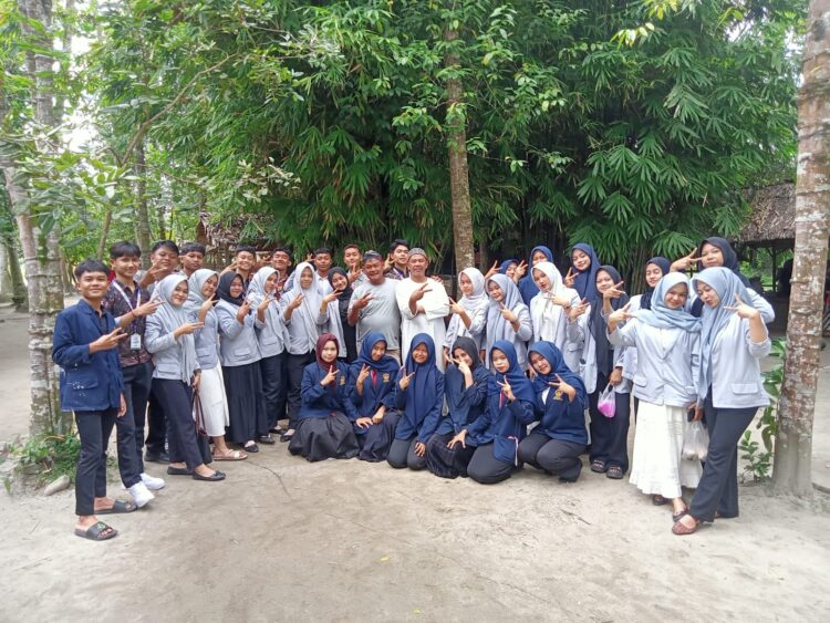 Pelajar SMKN 1 Beringin Praktek Lapangan Di Pasar Kamu