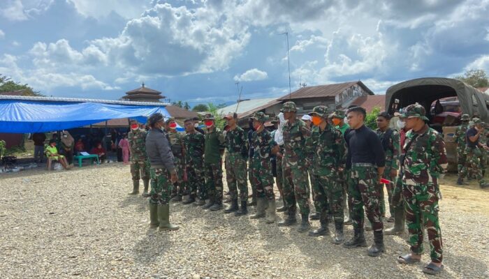 Personel TNI Bantu Pembersihan Pascabanjir Aceh Tamiang