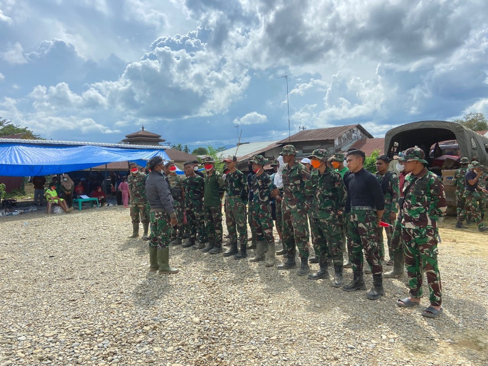 Personel TNI Bantu Pembersihan Pascabanjir Aceh Tamiang