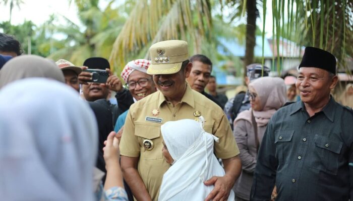 Kunjungi Siulangaling, Ini Curhat Warga Ke Bupati Madina