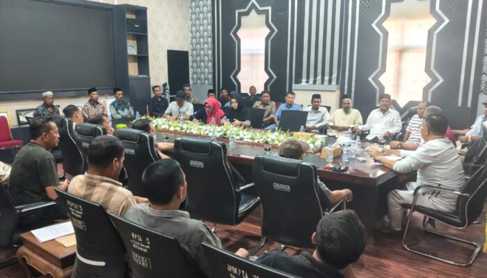 Puluhan Warga Temui Bupati Aceh Tenggara Terkait Pembuatan Jembatan Darurat