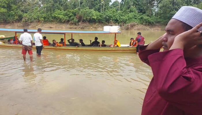 Warga Siulangaling Lepas Kepulangan Bupati Madina Dengan Kumandangkan Azan