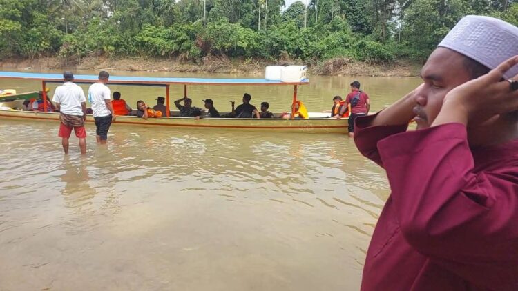 Warga Siulangaling Lepas Kepulangan Bupati Madina Dengan Kumandangkan Azan