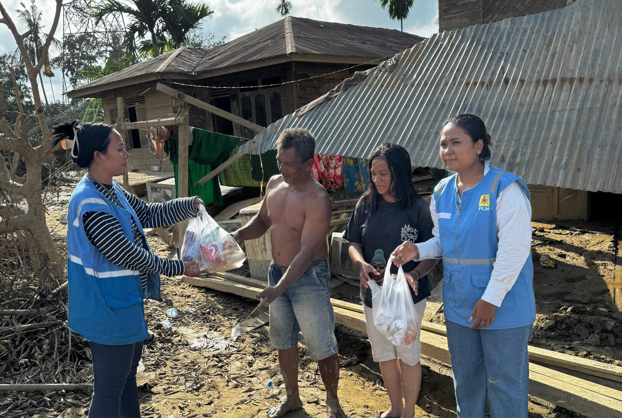 PLN UIP SBU Bersama Unit PLN Se-Regional Sumatera Salurkan Bantuan Ke Aceh Dan Sumut
