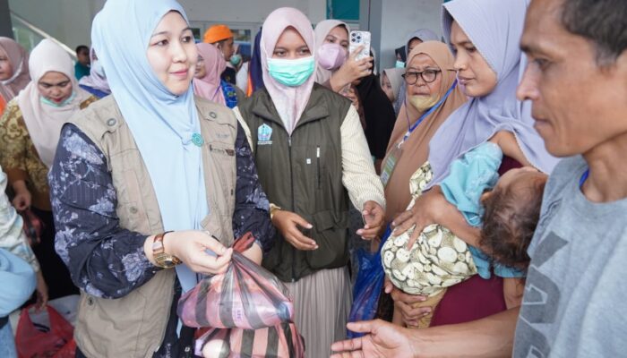 Kunjungi Korban Banjir, Ketua TP-PKK Aceh Besar Salurkan Bantuan Di Pidie Jaya Dan Bireuen