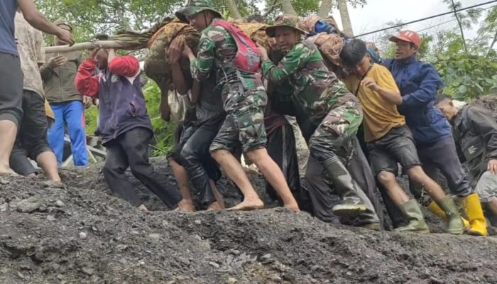 Tiga Anggota TNI Bersama Warga Evakuasi Jenazah Korban Sakit Di Daerah Banjir Takengon