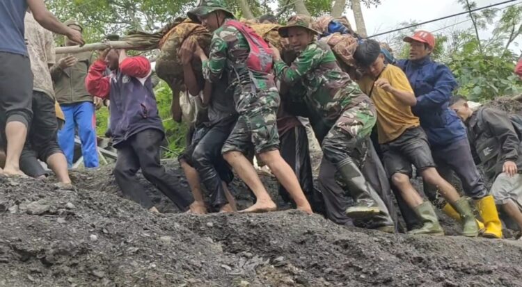 Tiga Anggota TNI Bersama Warga Evakuasi Jenazah Korban Sakit Di Daerah Banjir Takengon