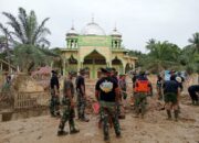 Personel TNI Bersihkan Masjid Babussalam Bandar Pusaka
