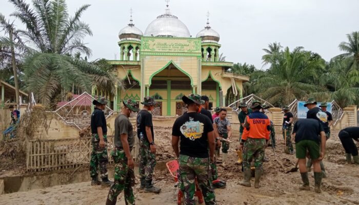 Personel TNI Bersihkan Masjid Babussalam Bandar Pusaka