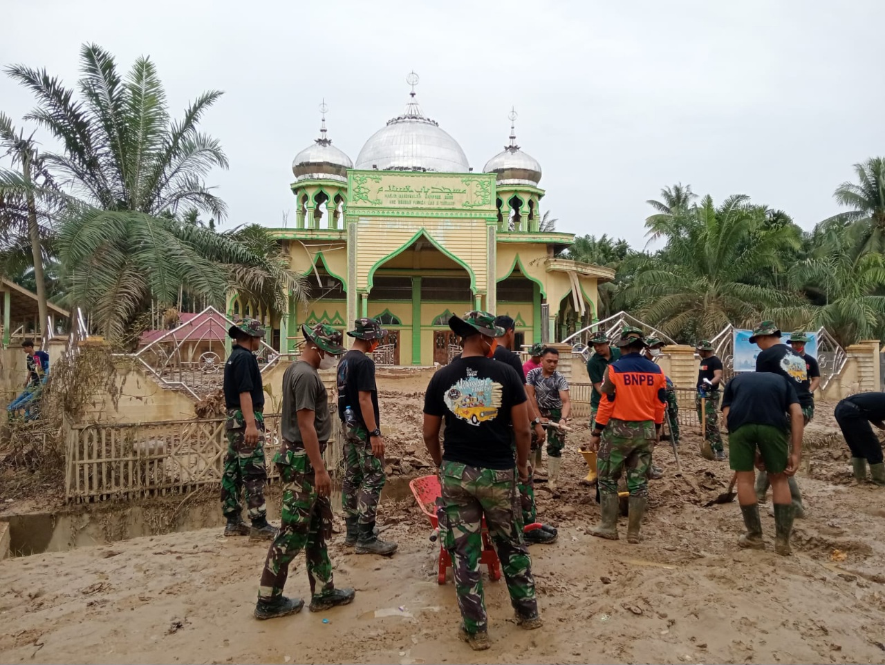 Personel TNI Bersihkan Masjid Babussalam Bandar Pusaka