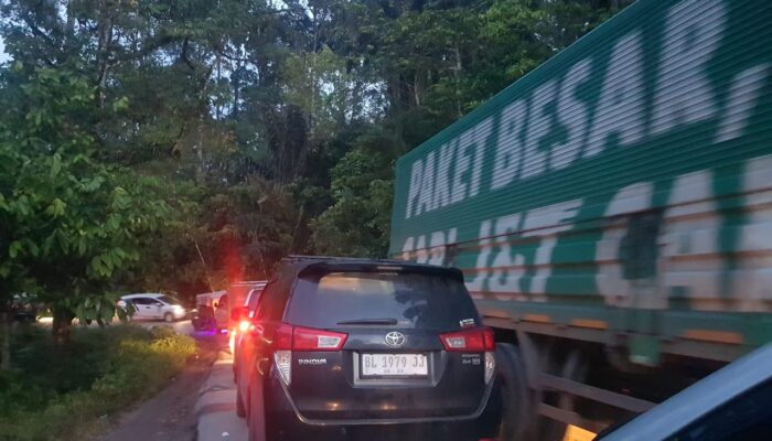 Macet Jalan Lintas Pakpak Bharat – Subulussalam Makin Parah