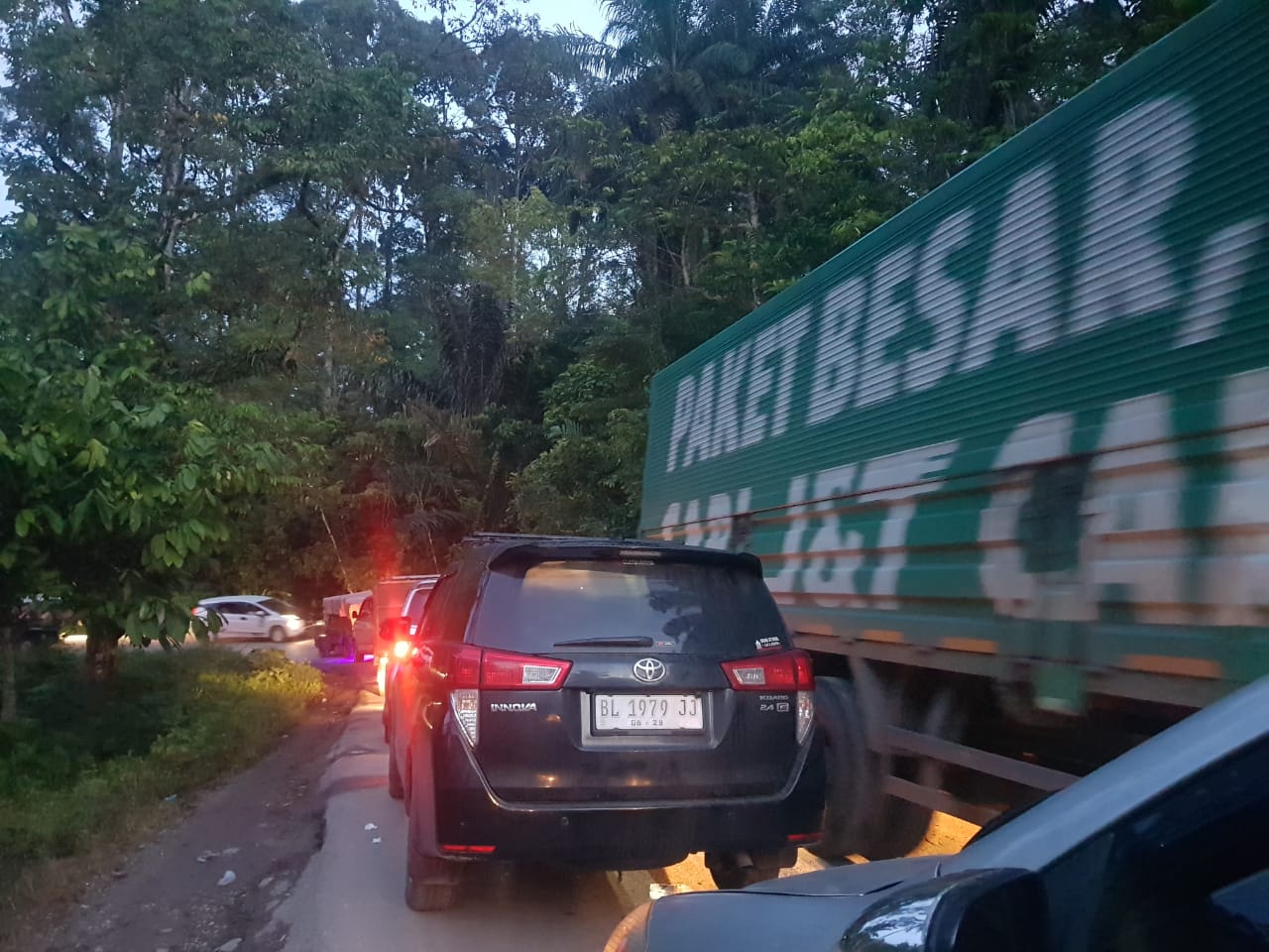 Macet Jalan Lintas Pakpak Bharat – Subulussalam Makin Parah