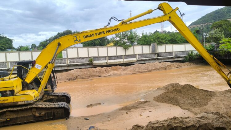 8 Unit Alat Berat Dikerahkan Untuk Normalisasi Sungai Aek Doras Sibolga