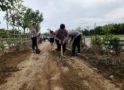 Personel Polres Pidie Dan Warga Buka Jalan Tertutup Lumpur