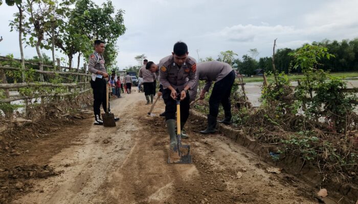Personel Polres Pidie Dan Warga Buka Jalan Tertutup Lumpur