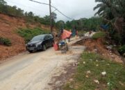 Badan Jalan Nyaris Putus, Air Dan Lumpur Masih Hiasi Jalan Rantau
