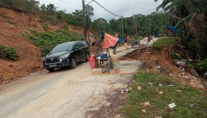 Badan Jalan Nyaris Putus, Air Dan Lumpur Masih Hiasi Jalan Rantau