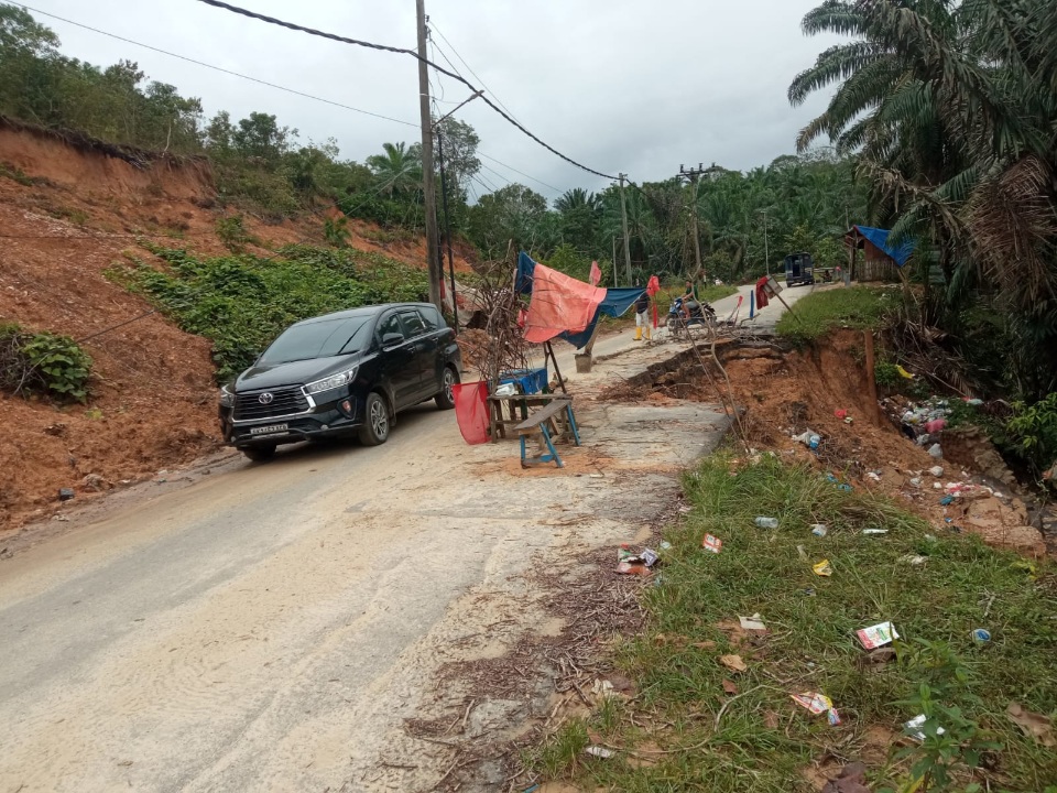 Badan Jalan Nyaris Putus, Air Dan Lumpur Masih Hiasi Jalan Rantau
