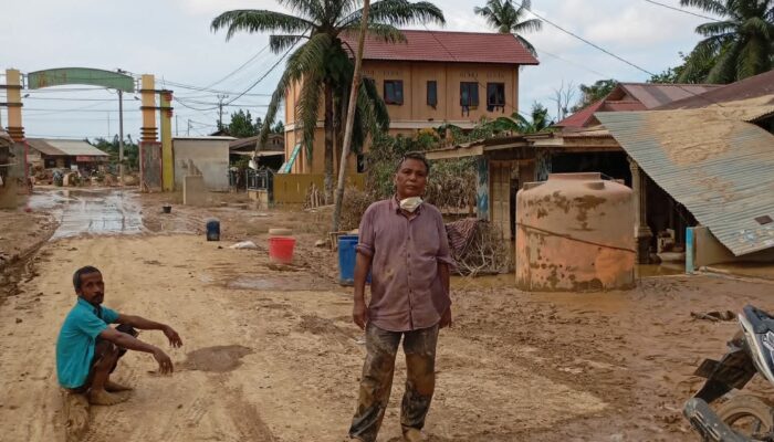 Abdul Karim, Jurnalis Yang Bertaruh Nyawa Melawan Banjir Demi Menyelamatkan Keluarga