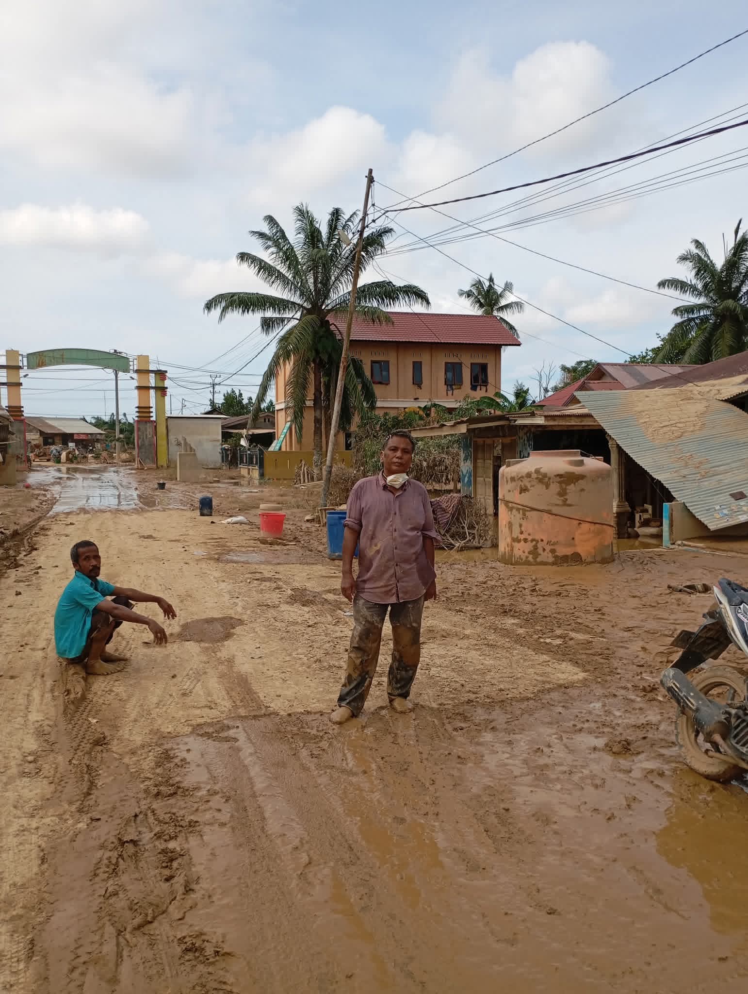 Abdul Karim, Jurnalis Yang Bertaruh Nyawa Melawan Banjir Demi Menyelamatkan Keluarga