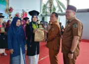 Aisah Bisa Lulus Cumlaude Atas Dukungan Doa Ibu Yang Hanya Tamat SD