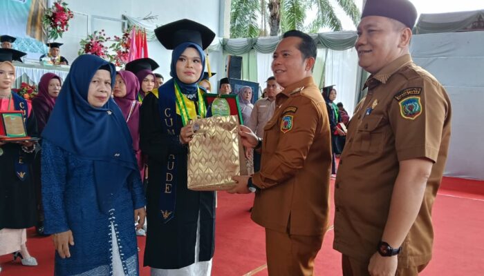 Aisah Bisa Lulus Cumlaude Atas Dukungan Doa Ibu Yang Hanya Tamat SD