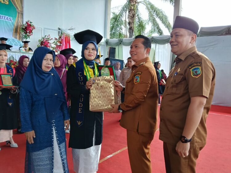 Aisah Bisa Lulus Cumlaude Atas Dukungan Doa Ibu Yang Hanya Tamat SD