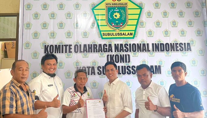 Ardhiyanto Ujung Serahkan SK Tim Penjaringan Dan Penyaringan Calon Ketua KONI