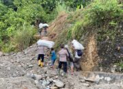 Warga Desa Lawe Kelabu Terpaksa Mendaki Gunung Menghubungkan Desa Simpur Jaya